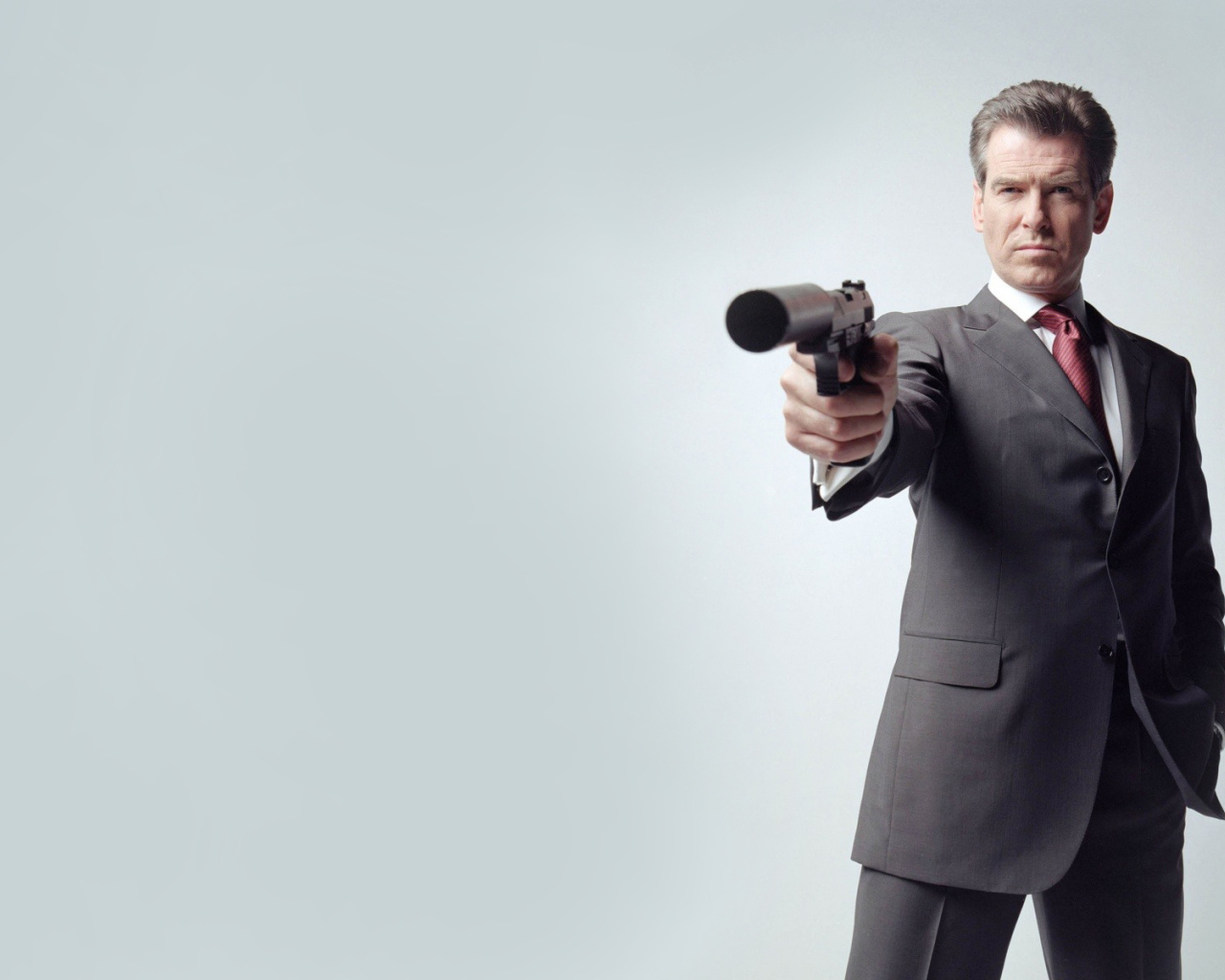 Пирс Борснан с пистолетом