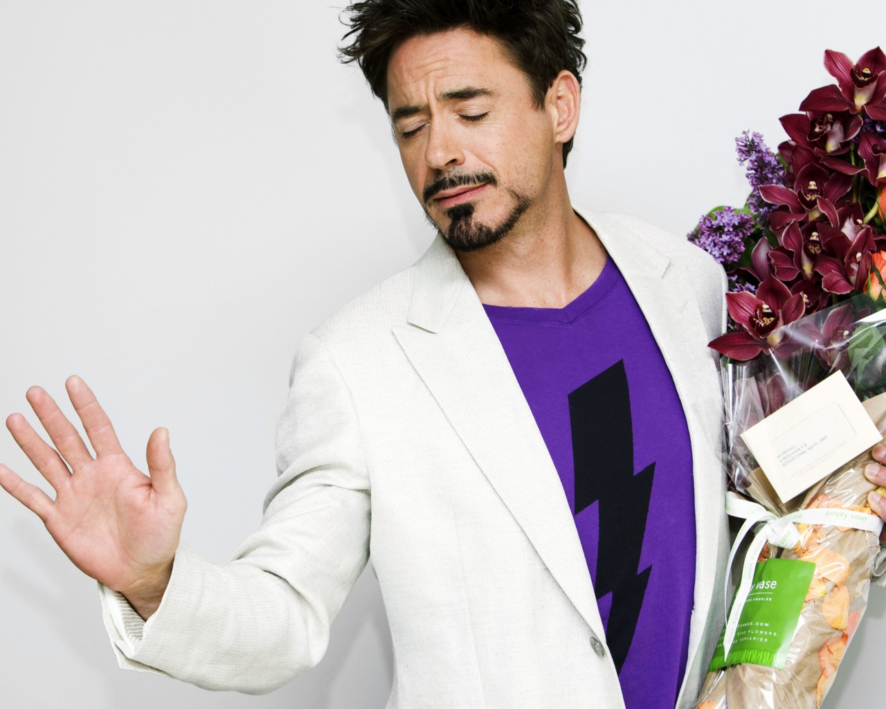 Роберт Дауни с букетом