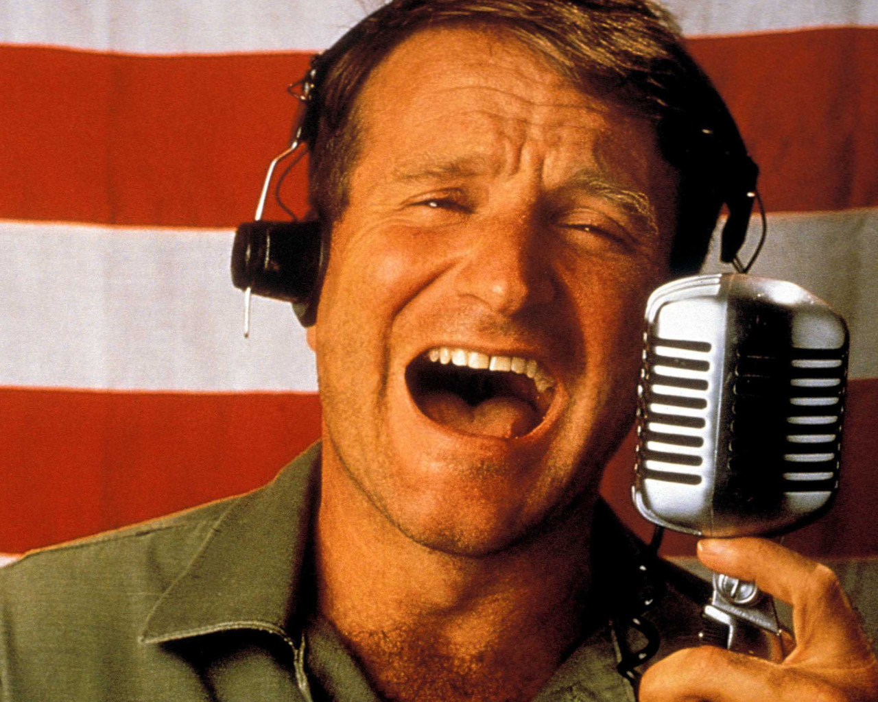 Робин Уильямс с микрофоном