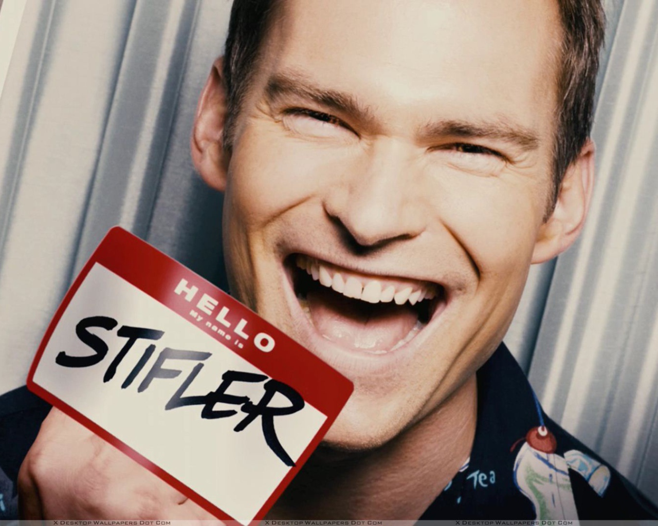 Шонн Уильям Скотт улыбается