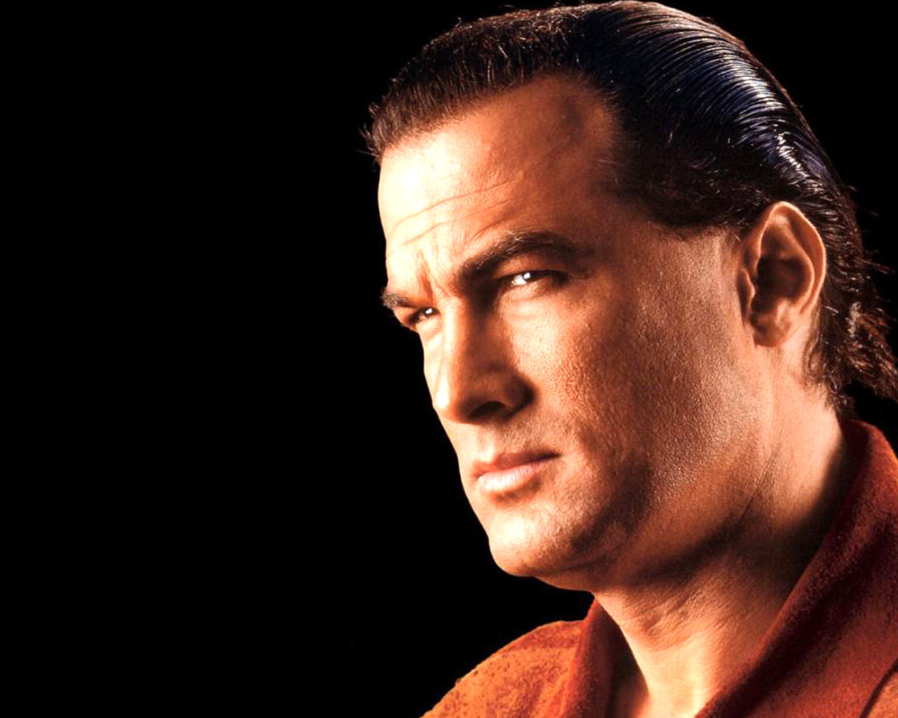 Стивен Сигал на темном фоне