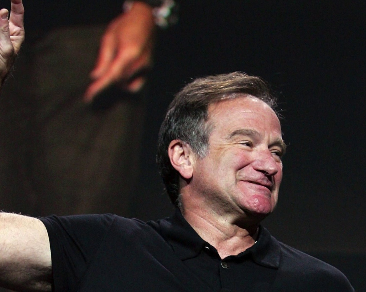 Знаменитый Робин Уильямс показывает рукой вверх