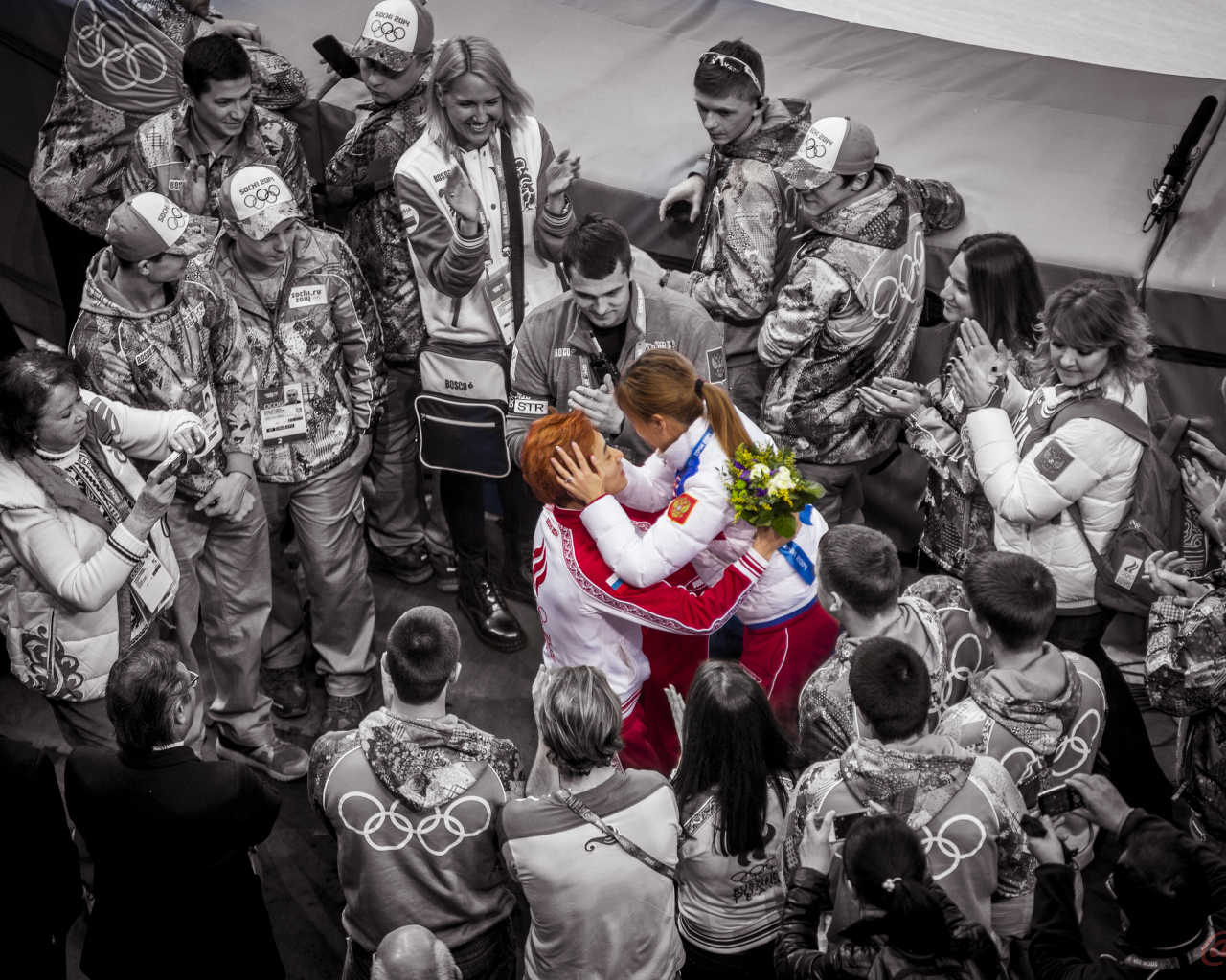 Команда приветствует  победителя Виктора Ана