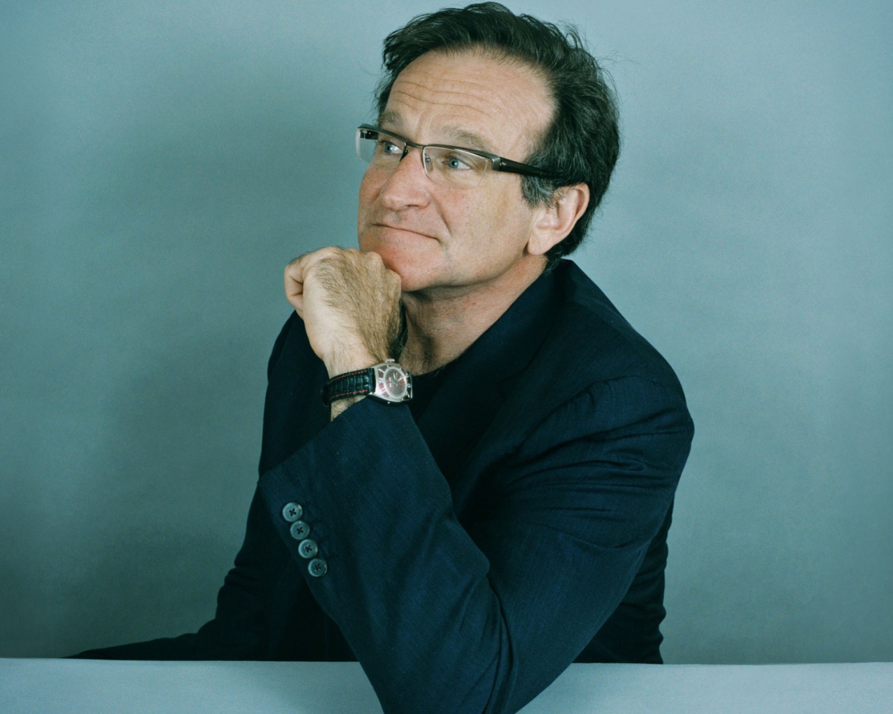 Задумчивый Робин Уильямс в очках