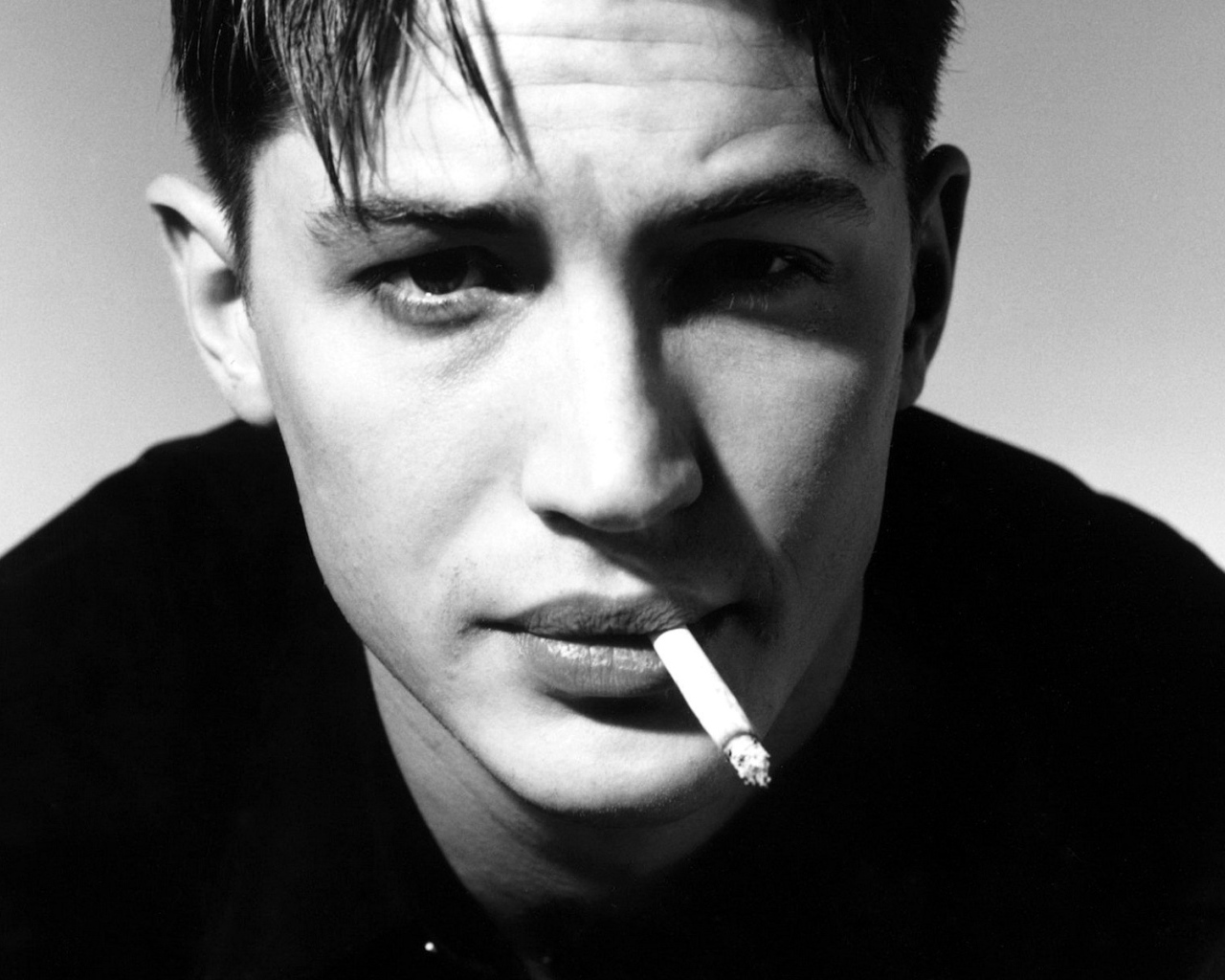 Том Харди в черно-белом