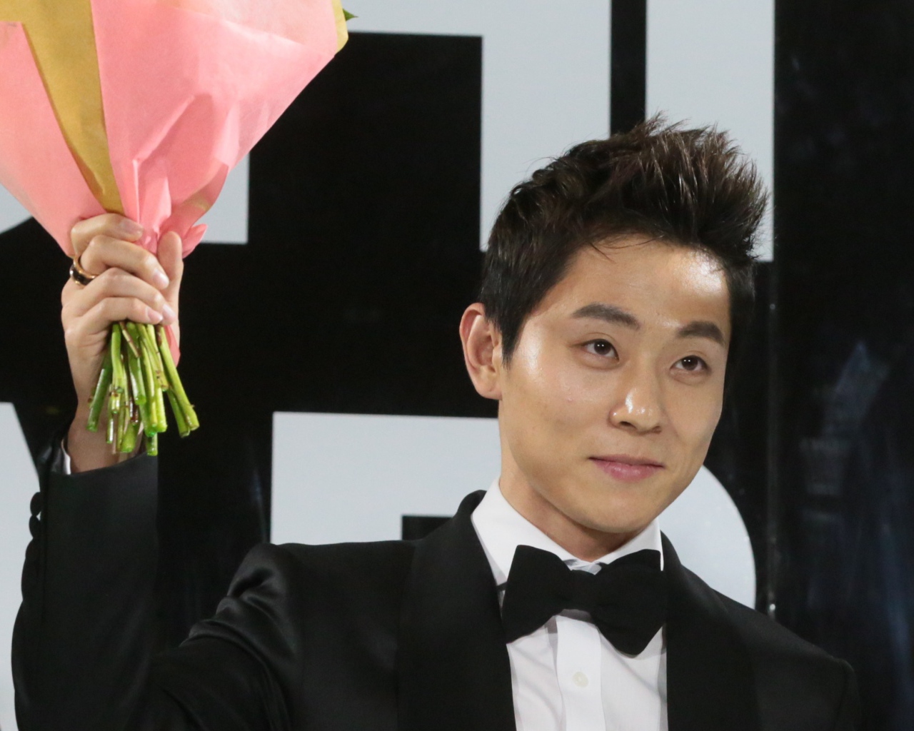 Виктор Ан в смокинге