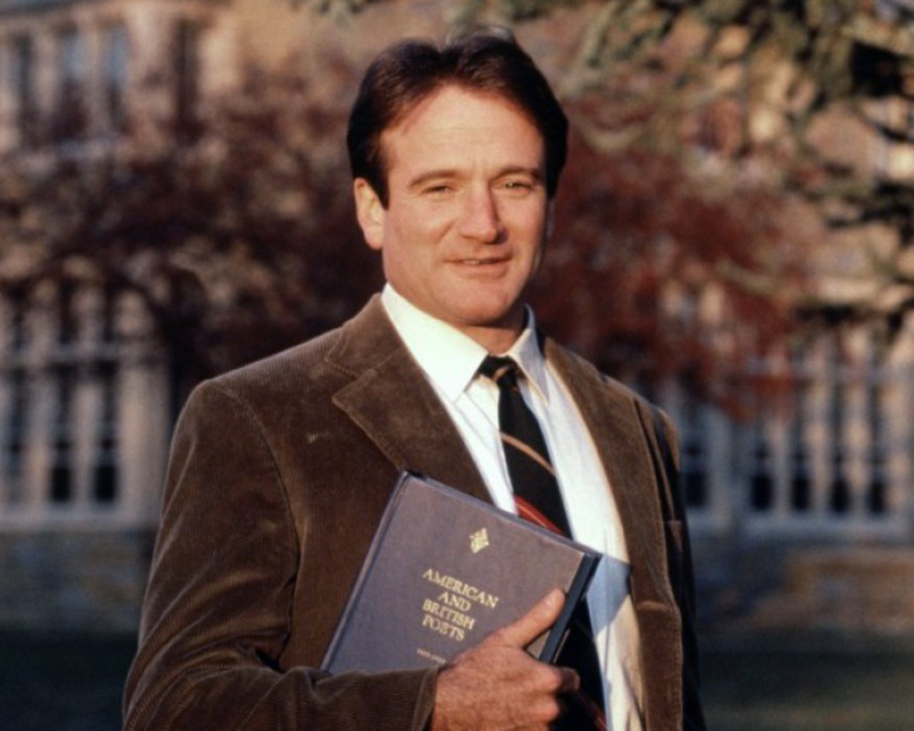 Молодой Робин Уильямс с книгой