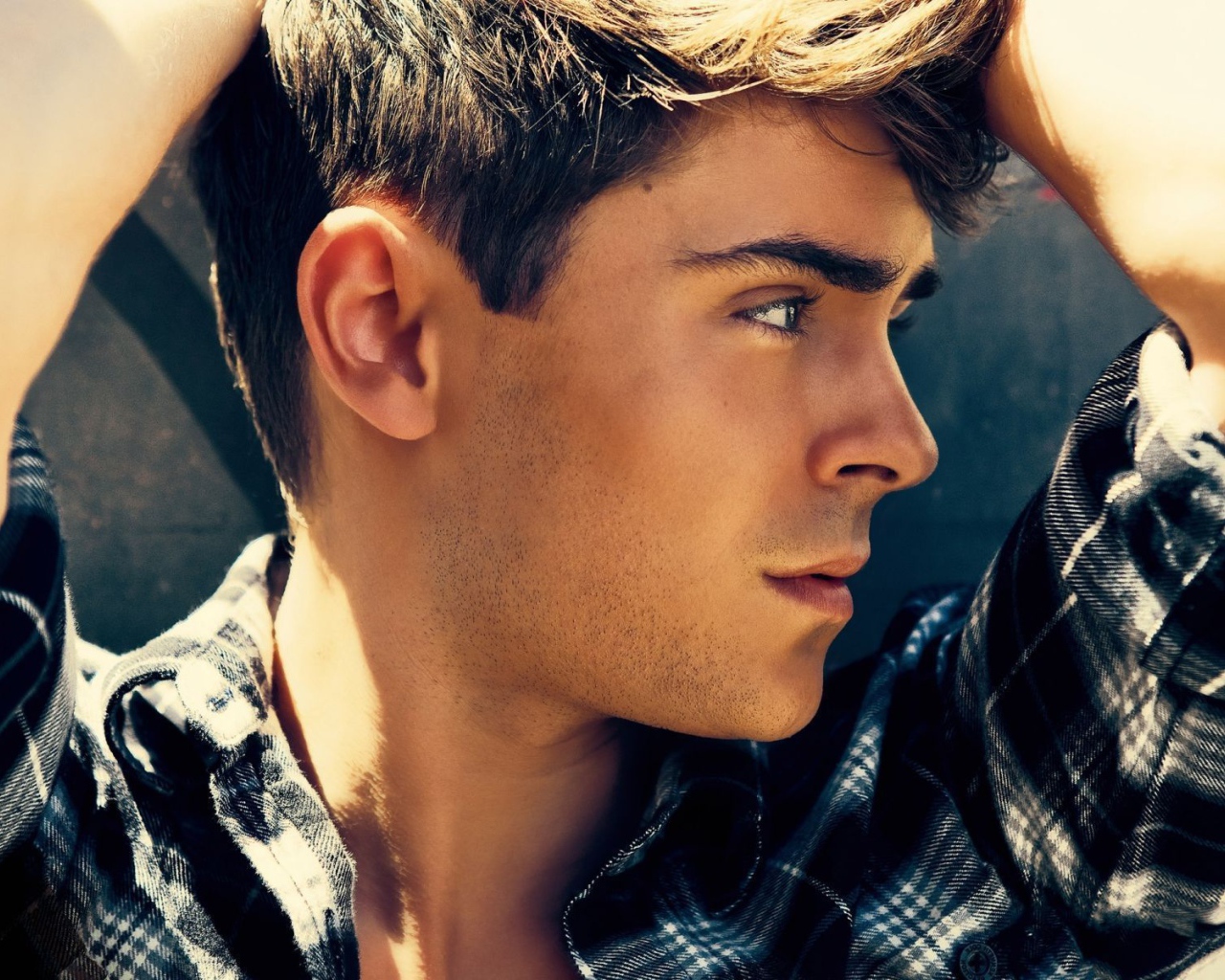 Зак Эфрон крупным планом