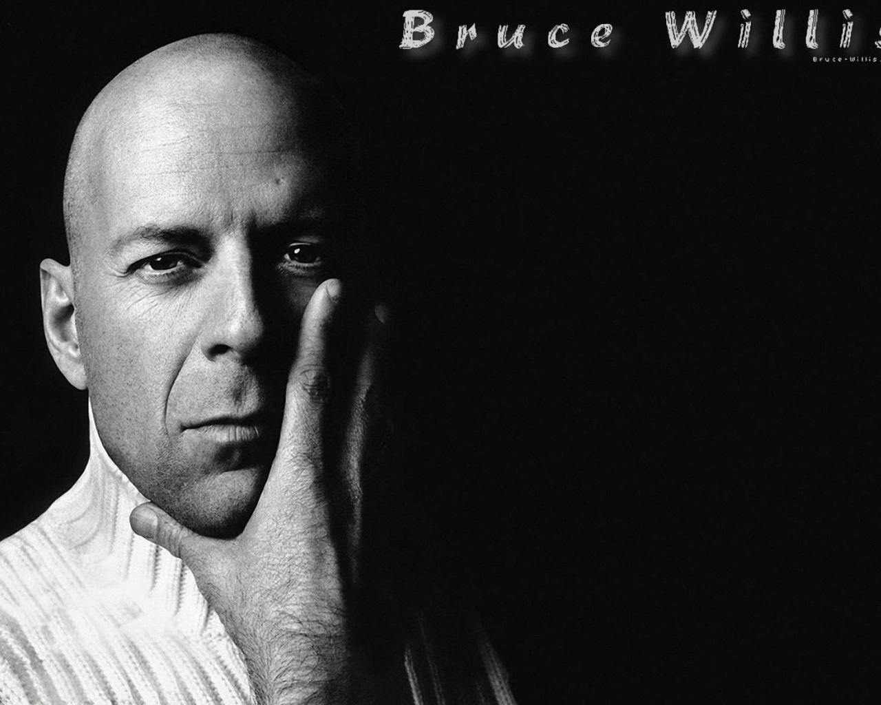 Известный актер Брюс Уиллис на черном фоне