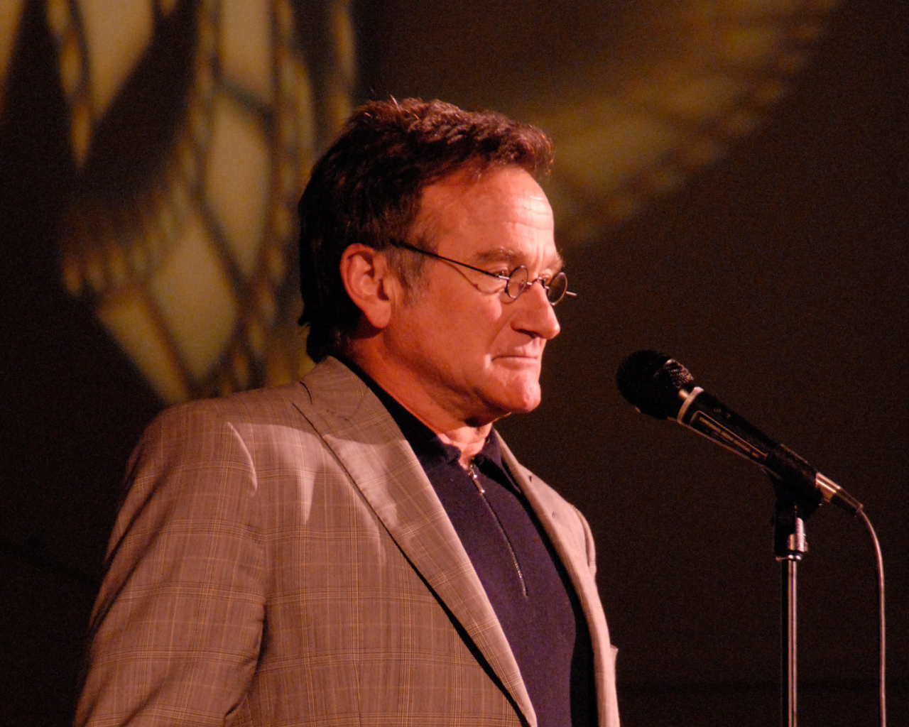 Актер Робин Уильямс выступает у микрофона