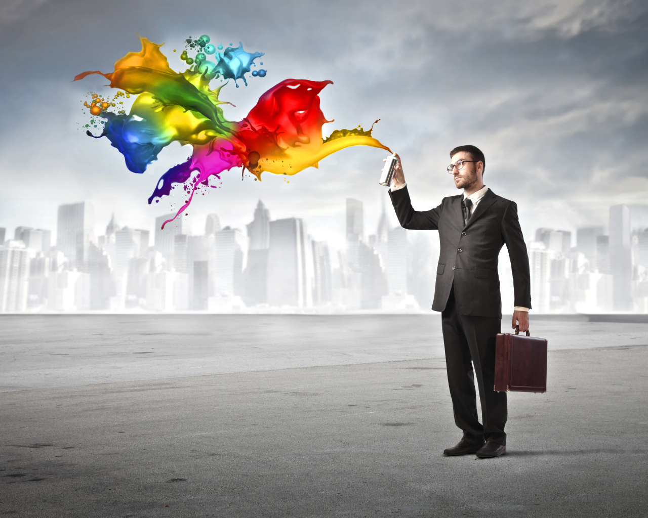 Мужчина распыляет краски