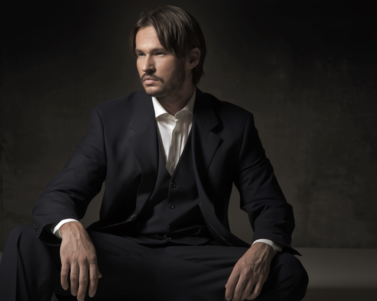 Мужчина с усами