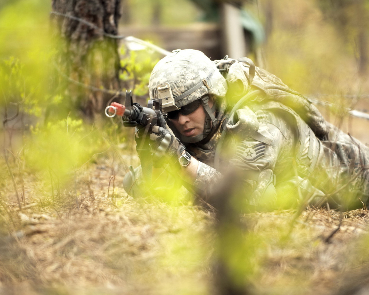 Солдат с автоматом