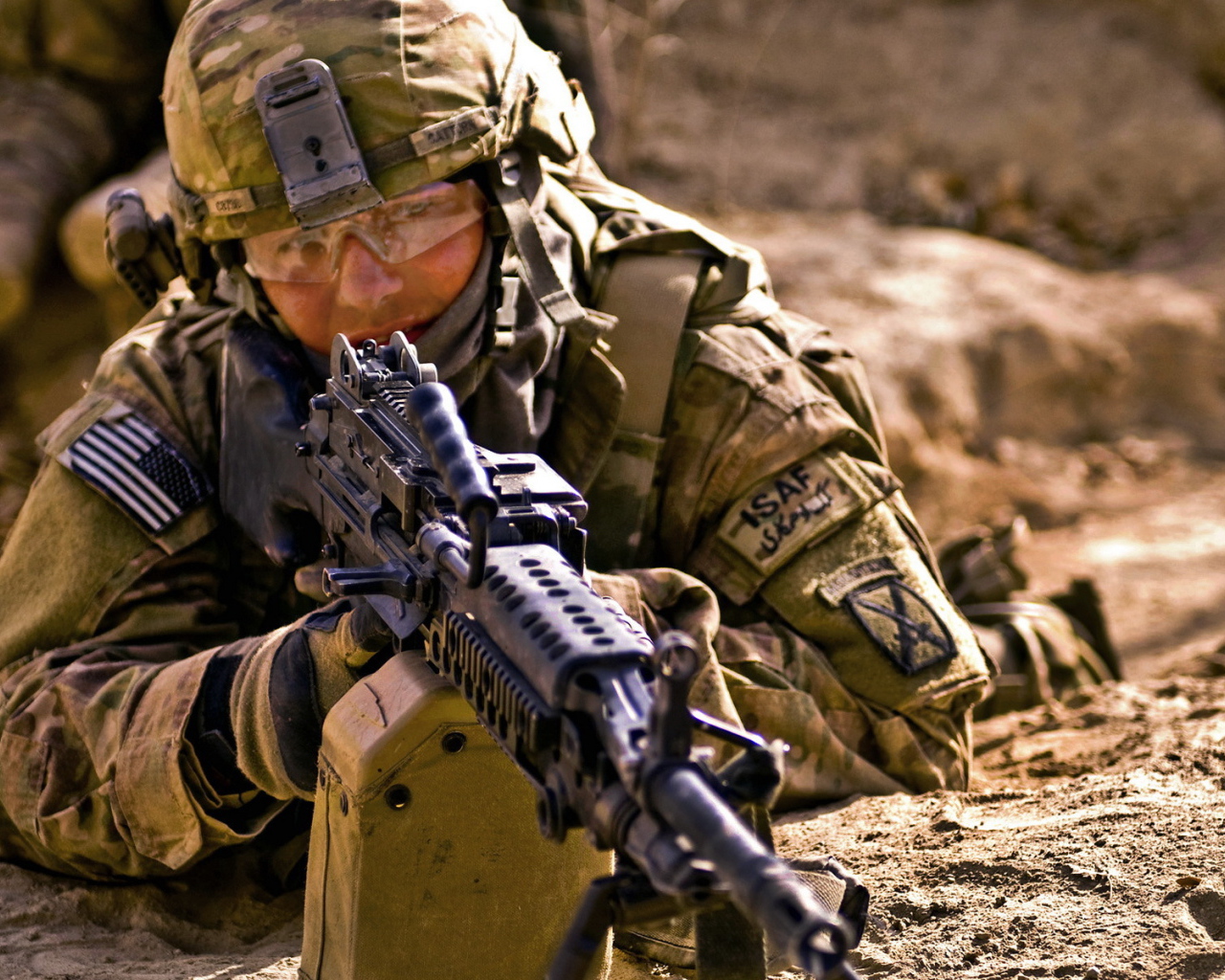 Солдат с пулеметом