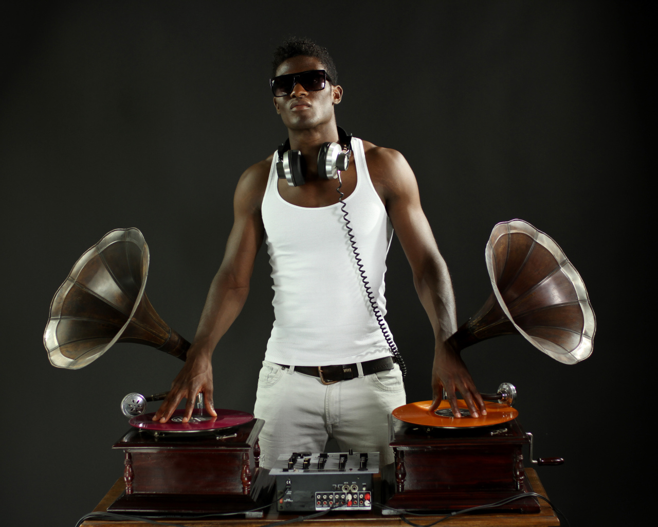 Темнокожий диджей