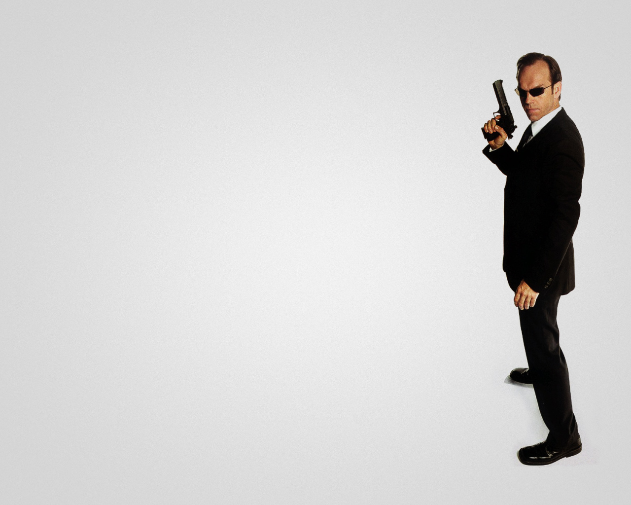 Хьюго Уивинг в фильме матрица