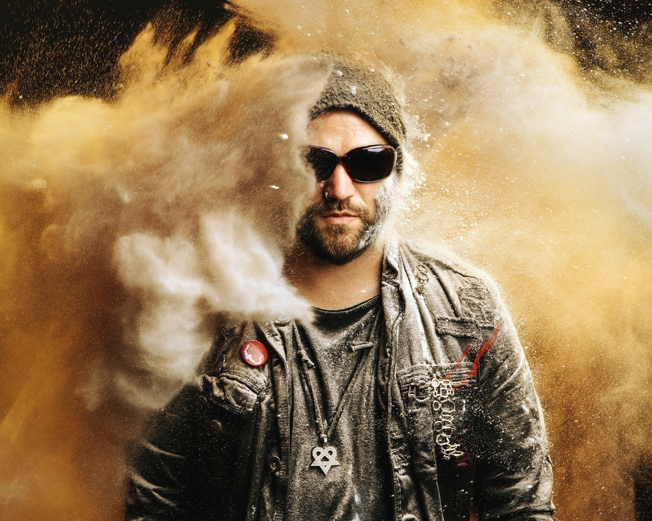 Человек на фоне песка