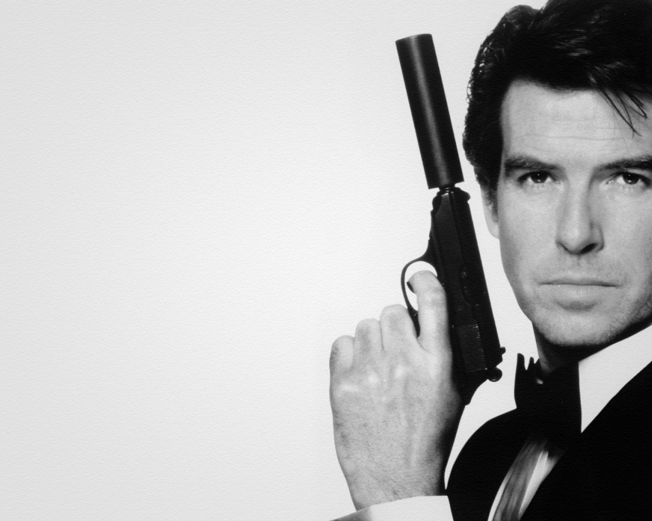 Пирс Броснан с пистолетом