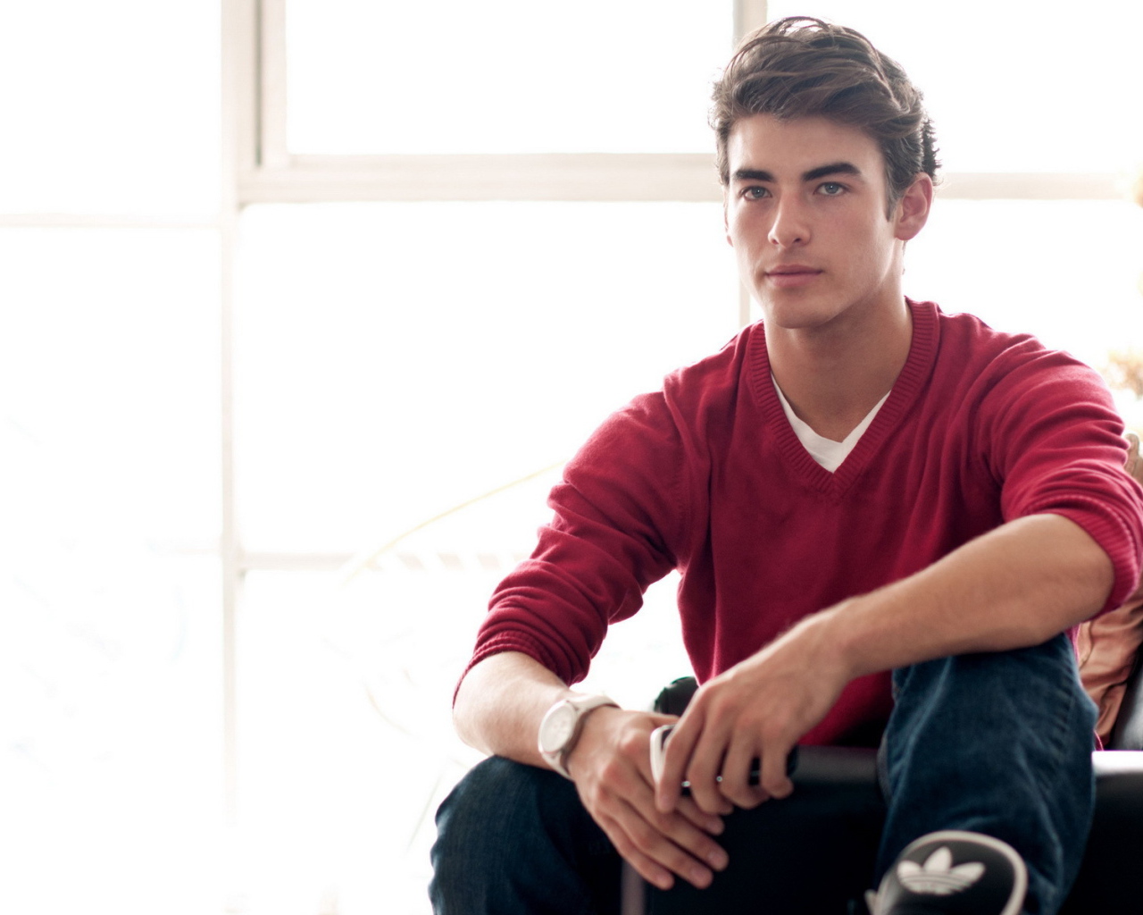 Портрет парня у окна