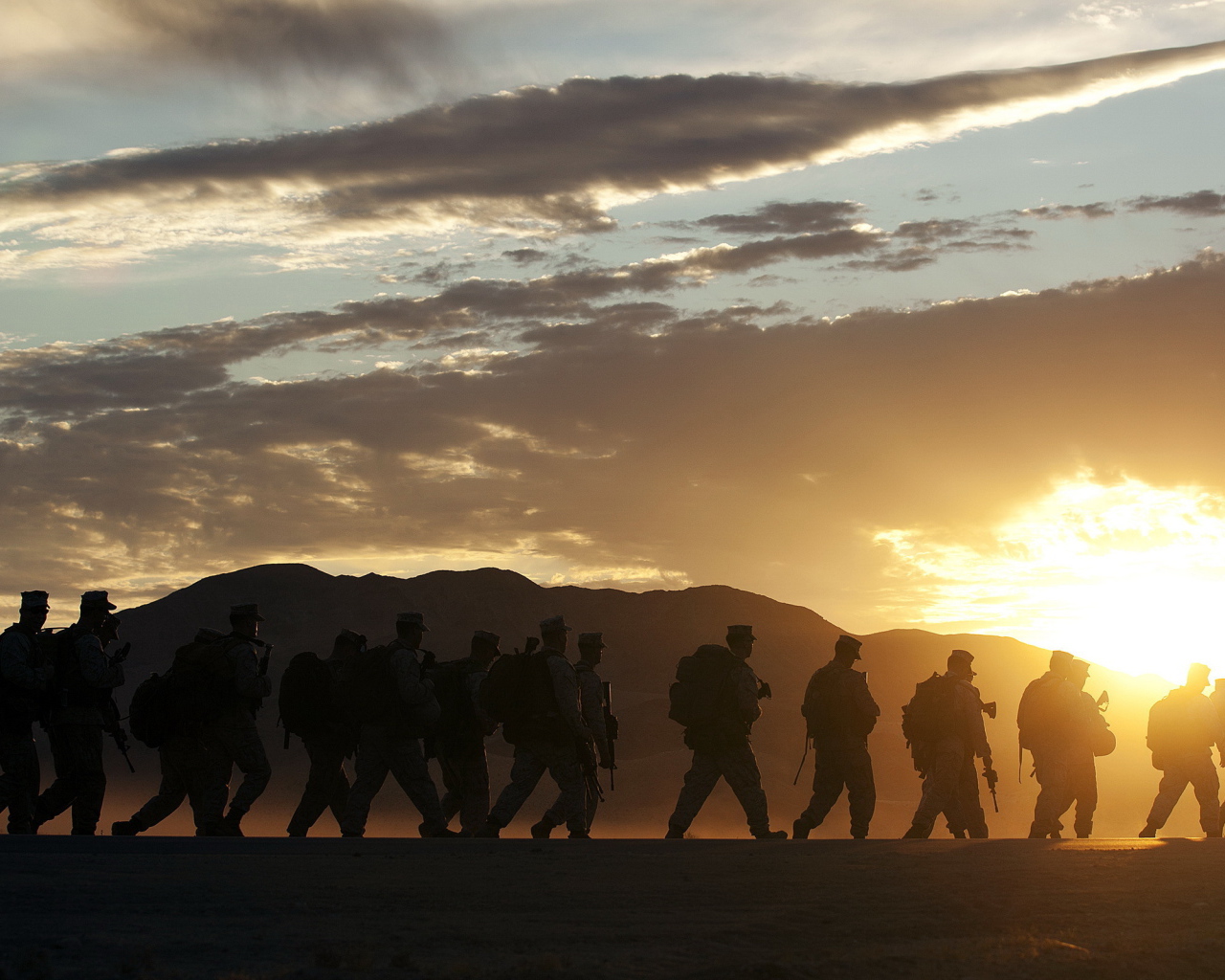 Солдаты идут на закате солнца