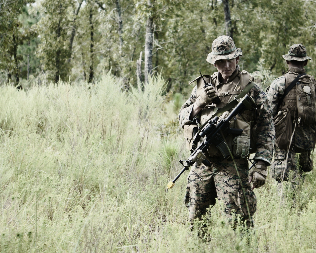 Солдаты в боевой обстановке