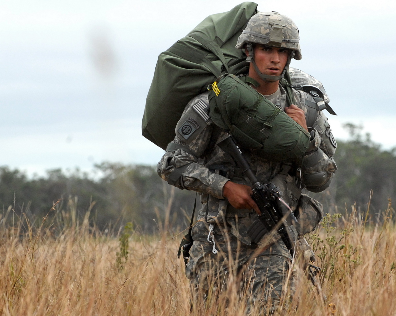 Солдат в траве