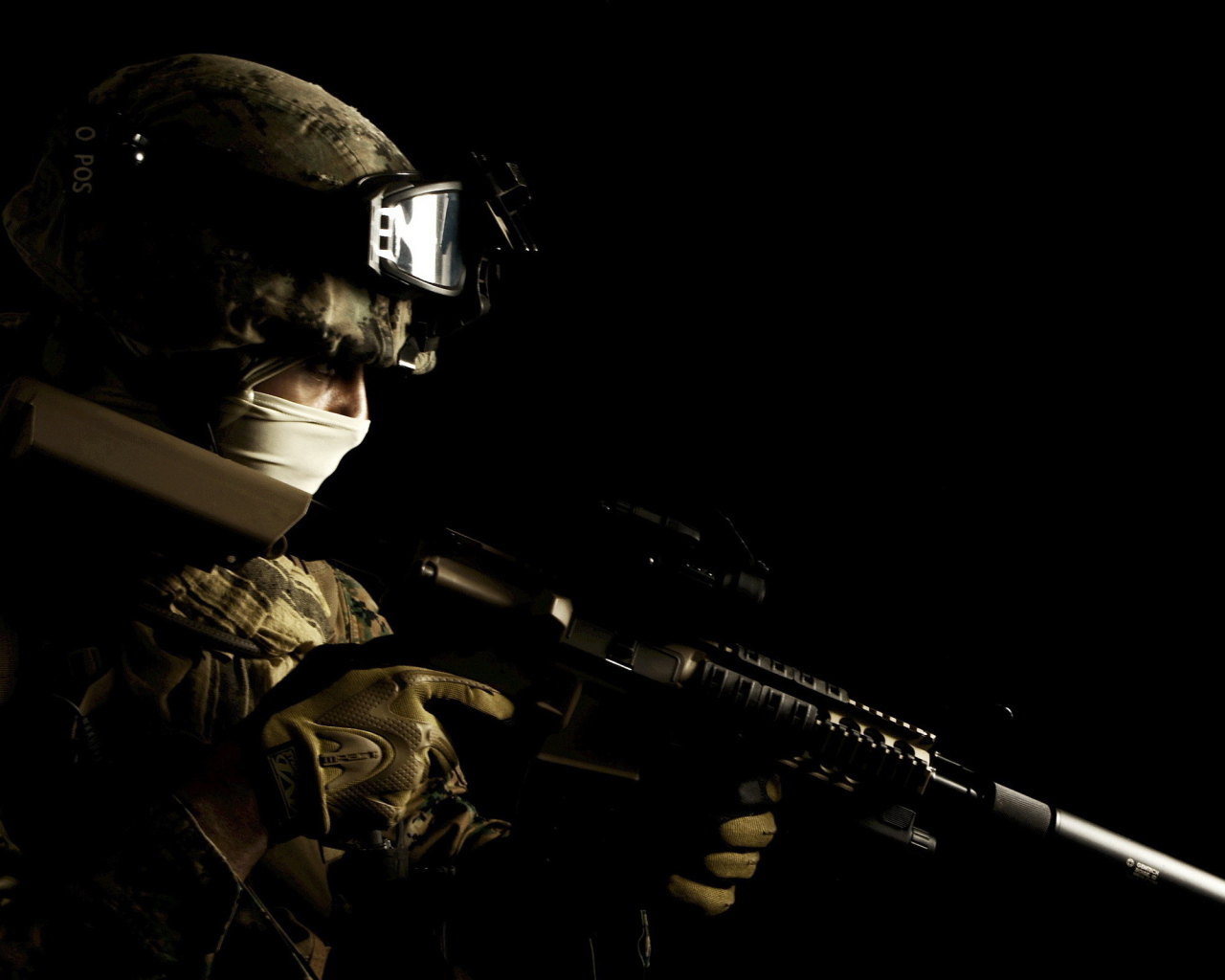 Солдат на черном фоне