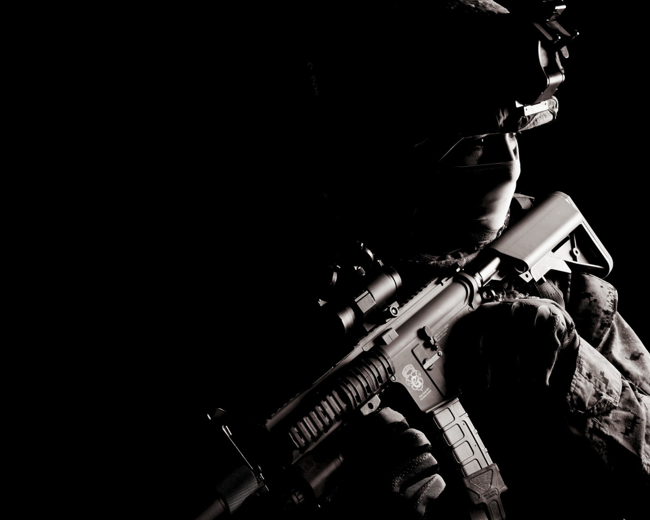 Солдат с оружием на черном фоне