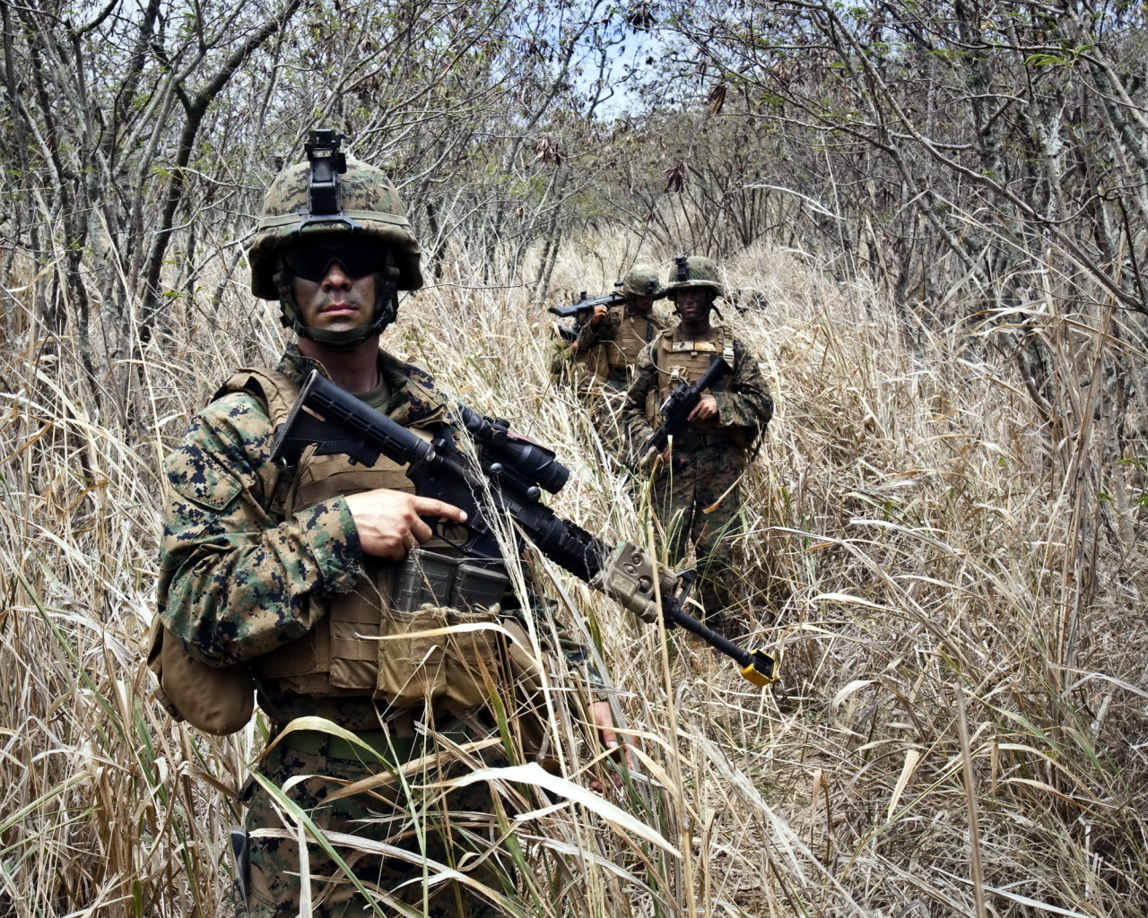 Солдаты с оружием на войне