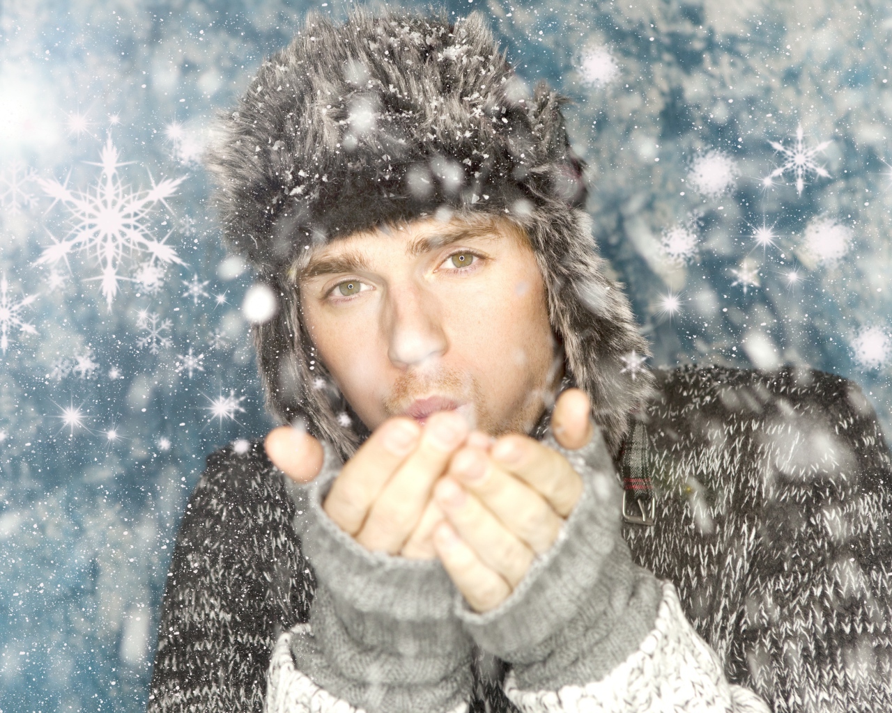 Парень в свитере и шапке