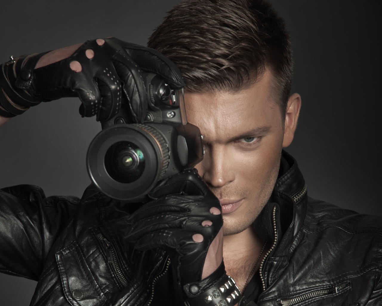 Парень с фотокамерой