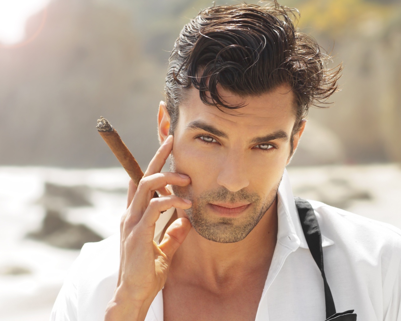 Парень с сигарой в белой рубашке