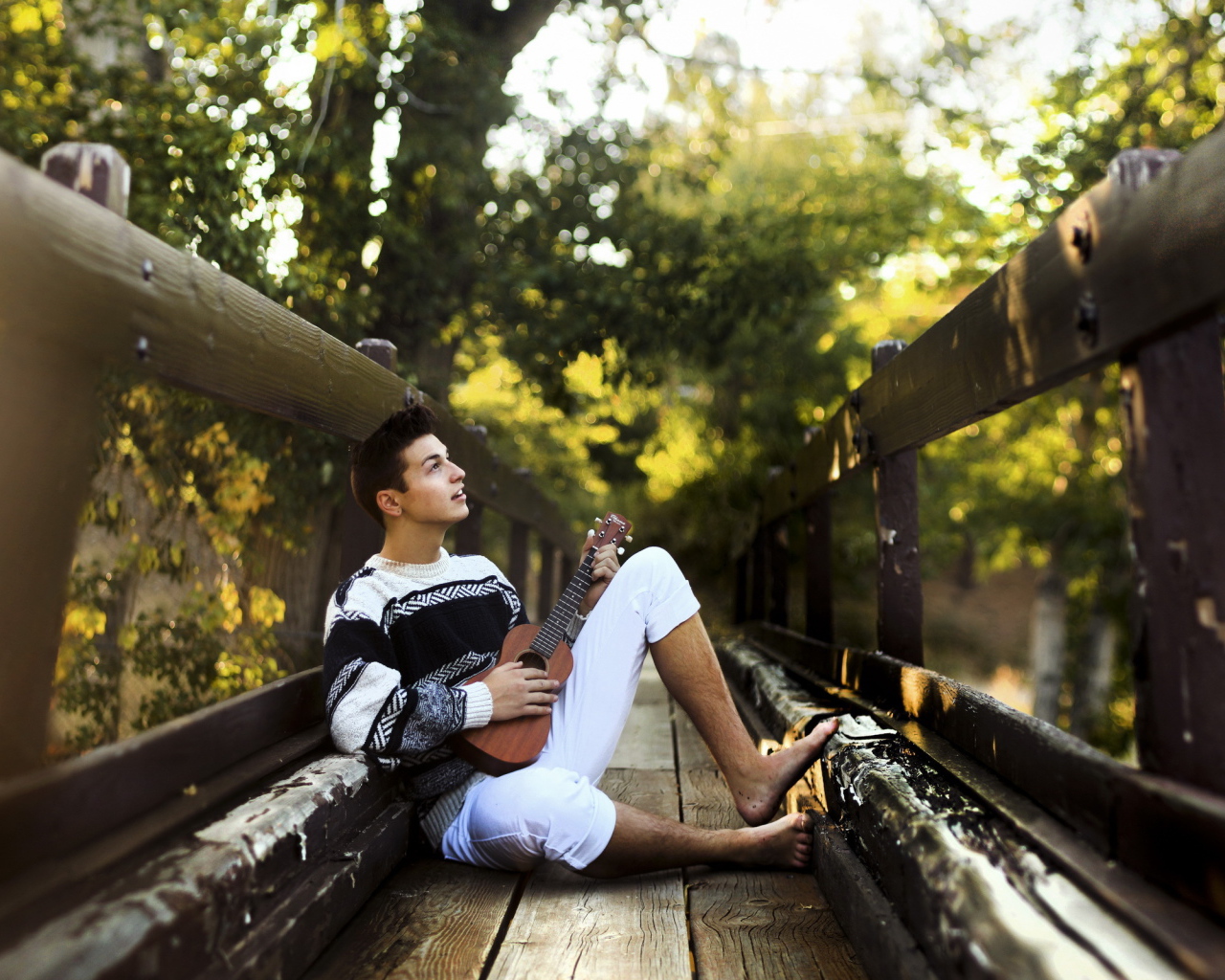 Парень с гитарой