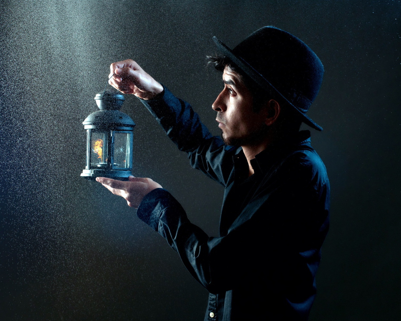 Парень с лампой