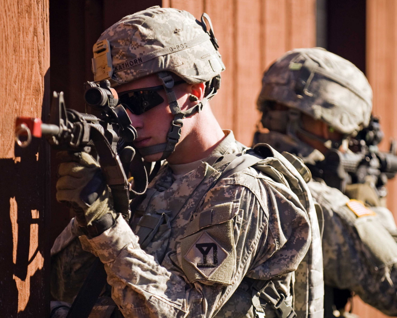 Солдаты целятся из винтовки