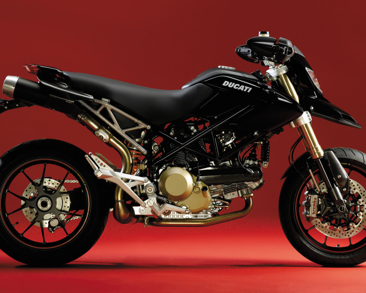 Красивый мотоцикл Ducati Hypermotard