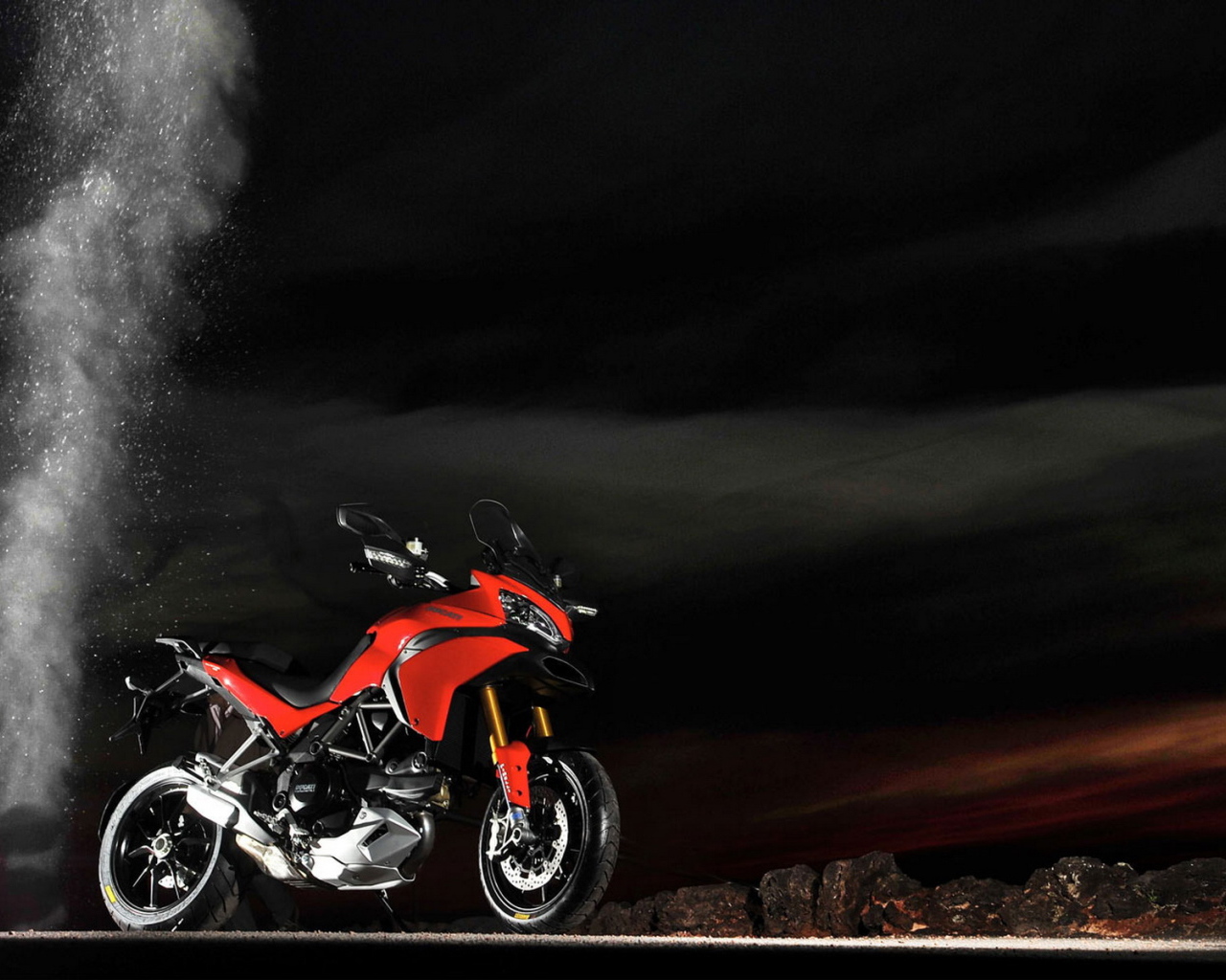 Красивый мотоцикл Ducati Multistrada 1200