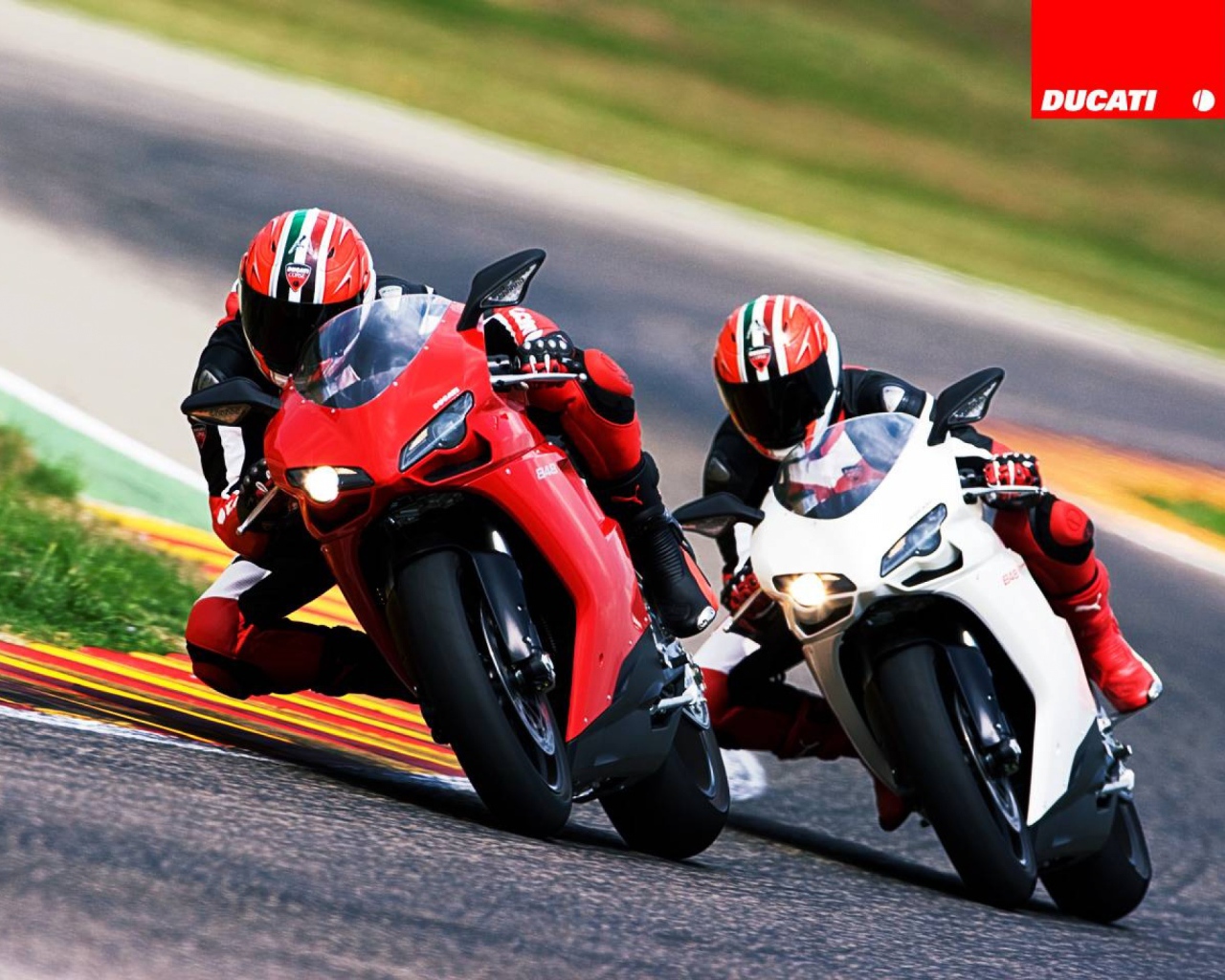 Красивый мотоцикл Ducati Superbike 848 Evo