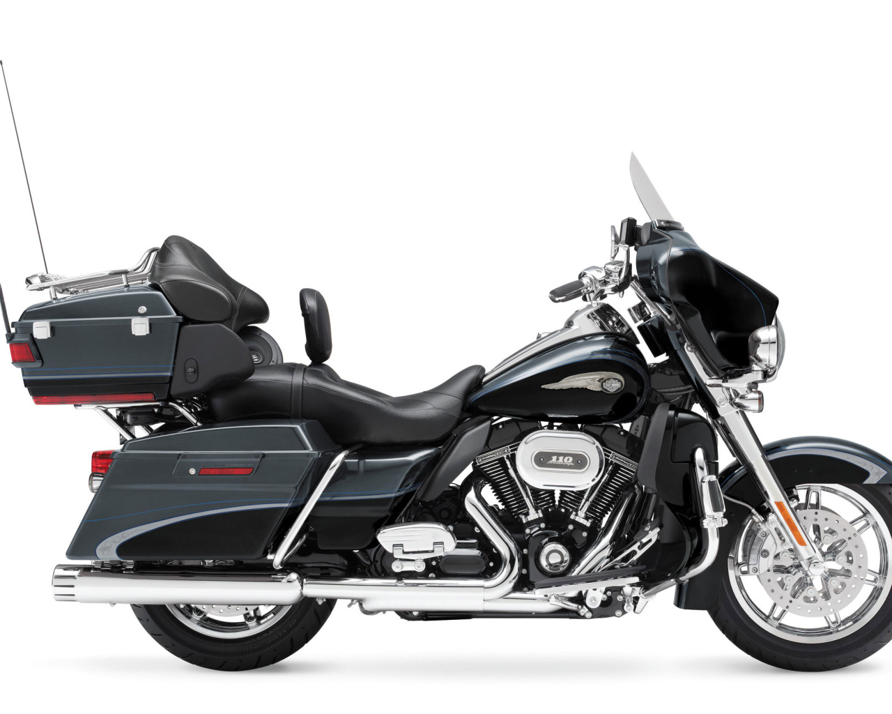 Красивый мотоцикл Harley-Davidson CVO Electra Glide Ultra Classic