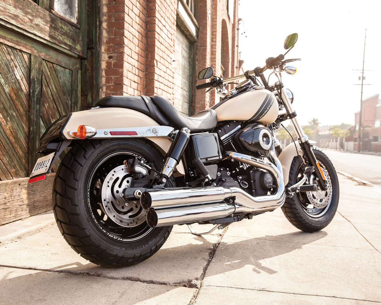 Красивый мотоцикл Harley-Davidson Dyna Fat Bob