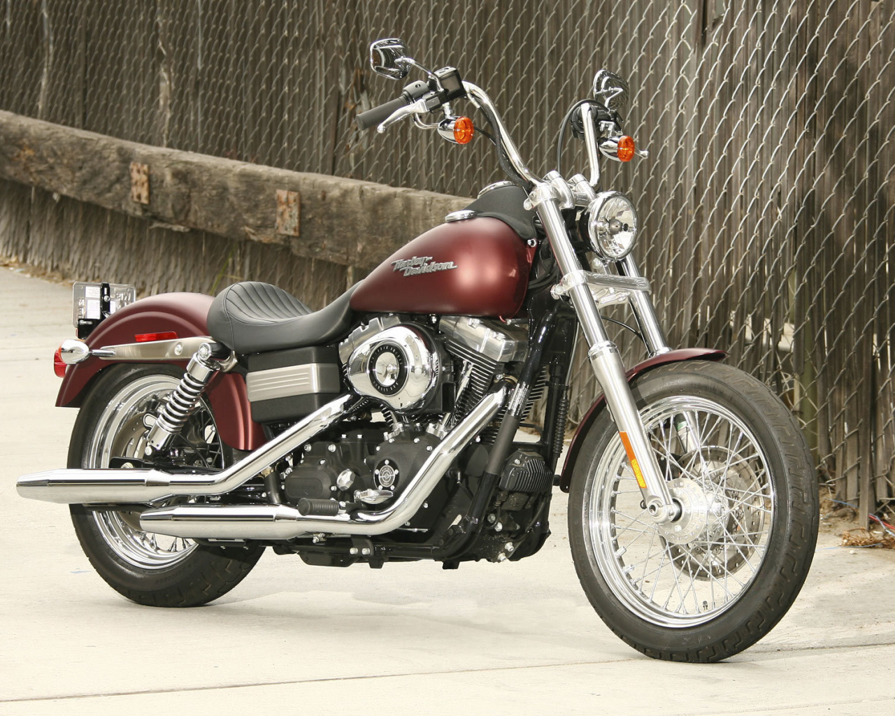 Красивый мотоцикл Harley-Davidson Dyna Street Bob