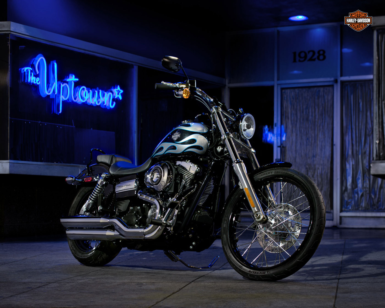 Красивый мотоцикл Harley-Davidson Dyna Switchback