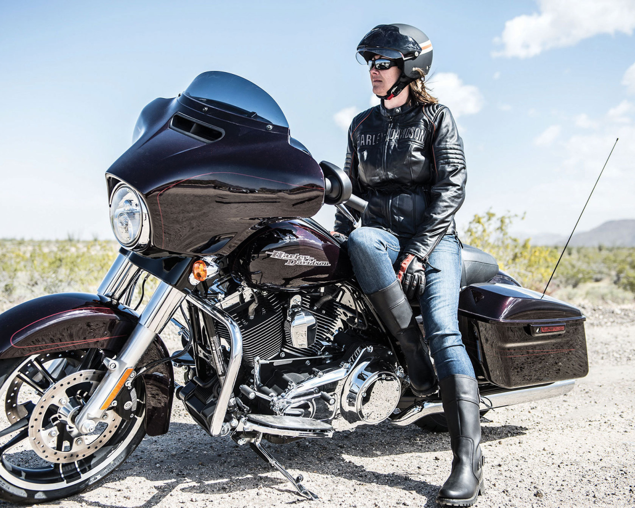 Красивый мотоцикл Harley-Davidson Street Glide