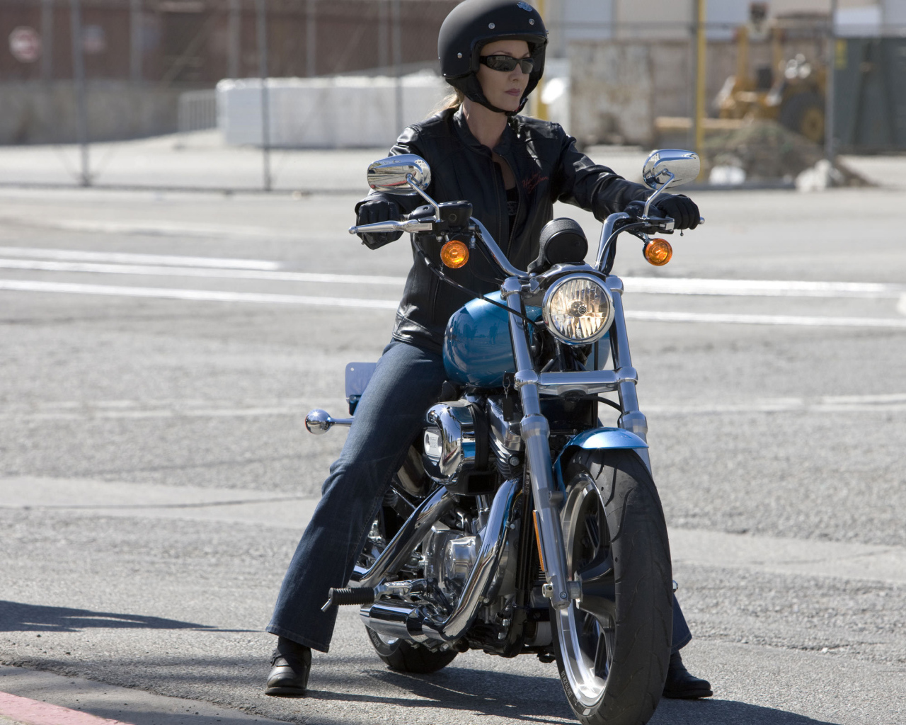 Красивый мотоцикл Harley-Davidson XL 883L Sportster