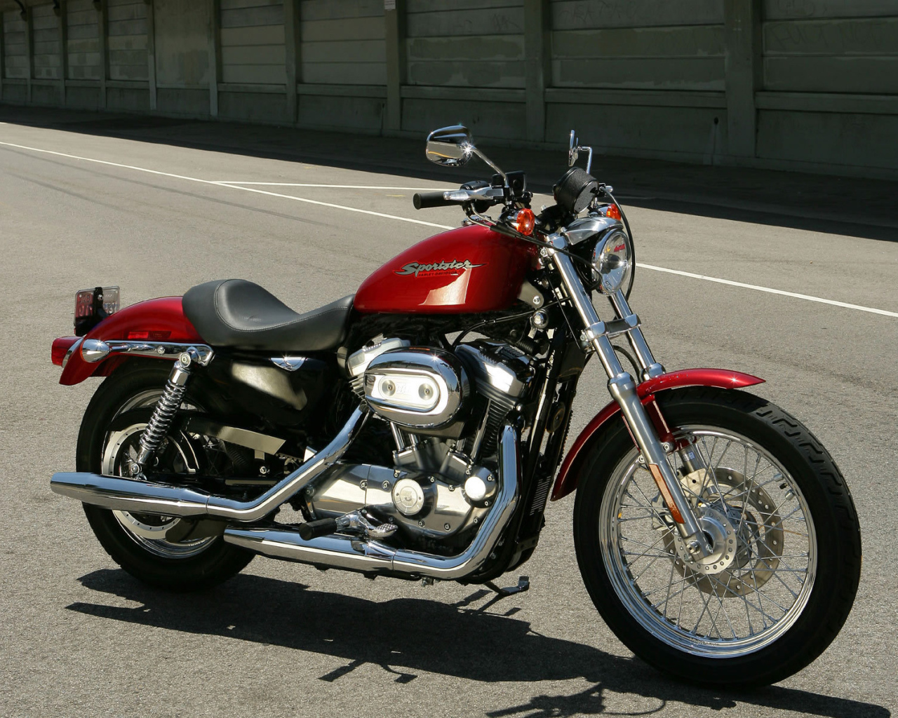 Красивый мотоцикл Harley-Davidson XL 883R Sportster Roadster