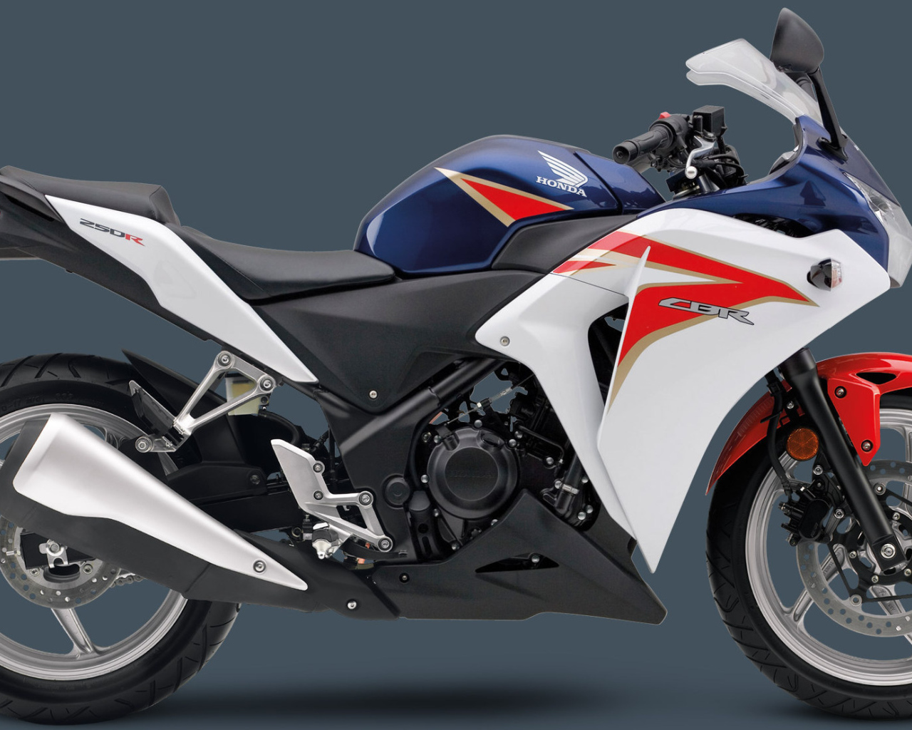 Красивый мотоцикл Honda CBR 250 R