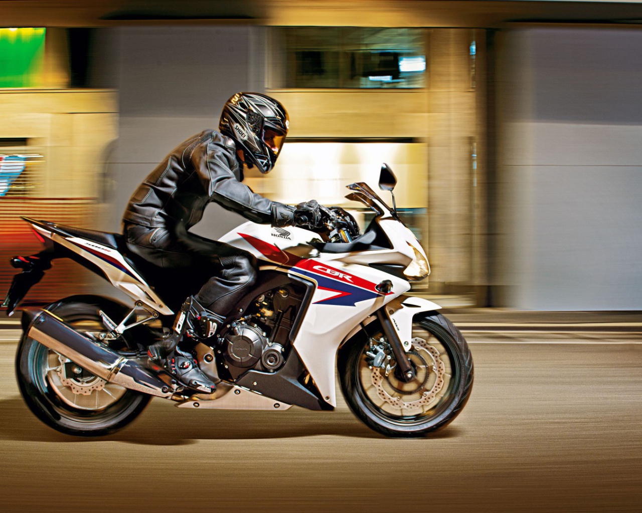 Красивый мотоцикл Honda CBR 500 R