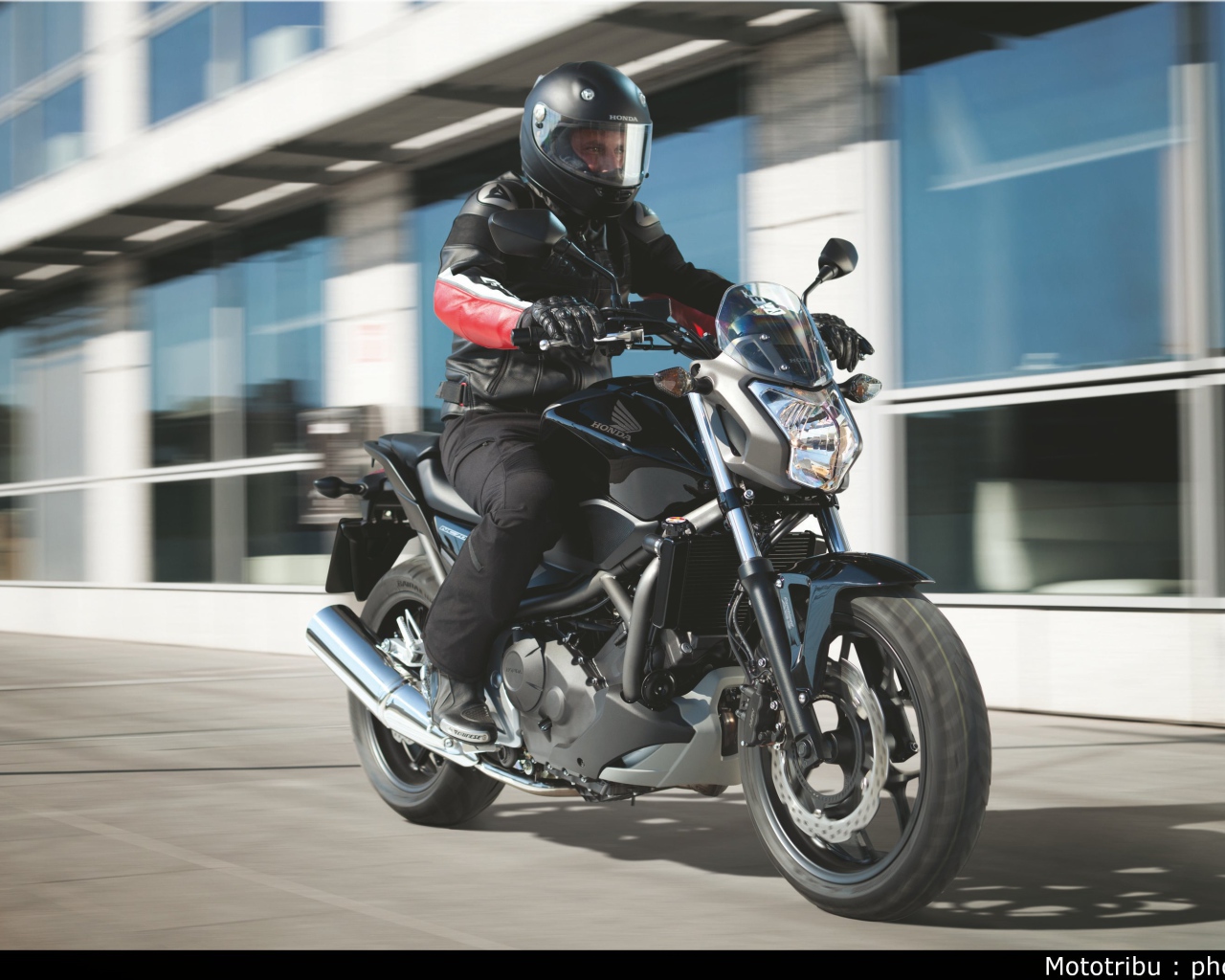 Красивый мотоцикл Honda NC 700 S