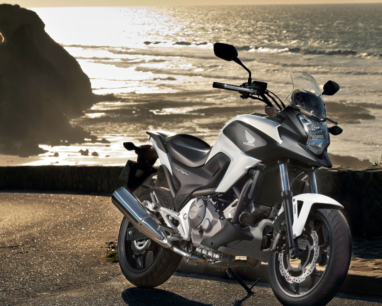 Красивый мотоцикл Honda NC 700 X