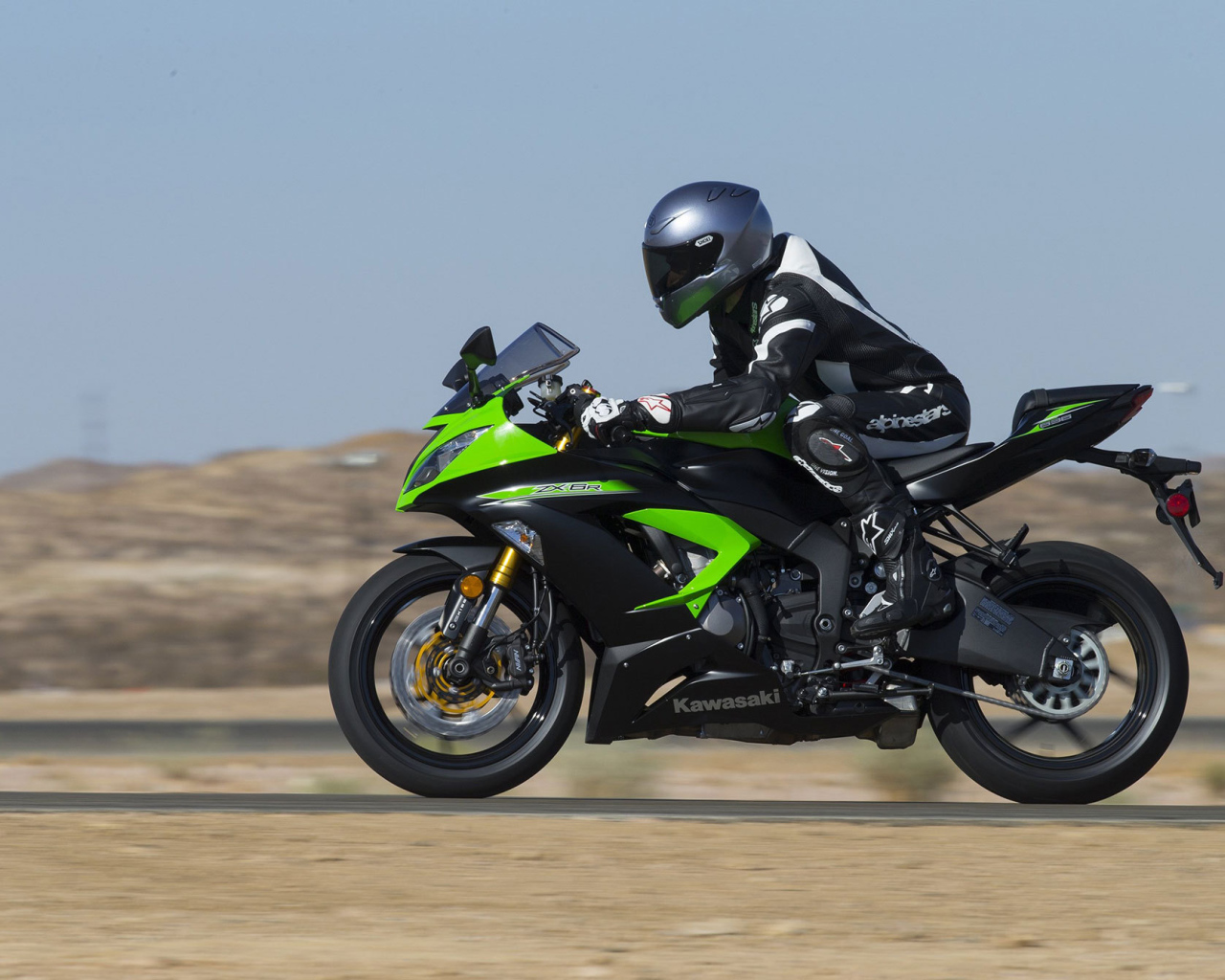 Красивый мотоцикл Kawasaki Ninja ZX-6R 636 Performance